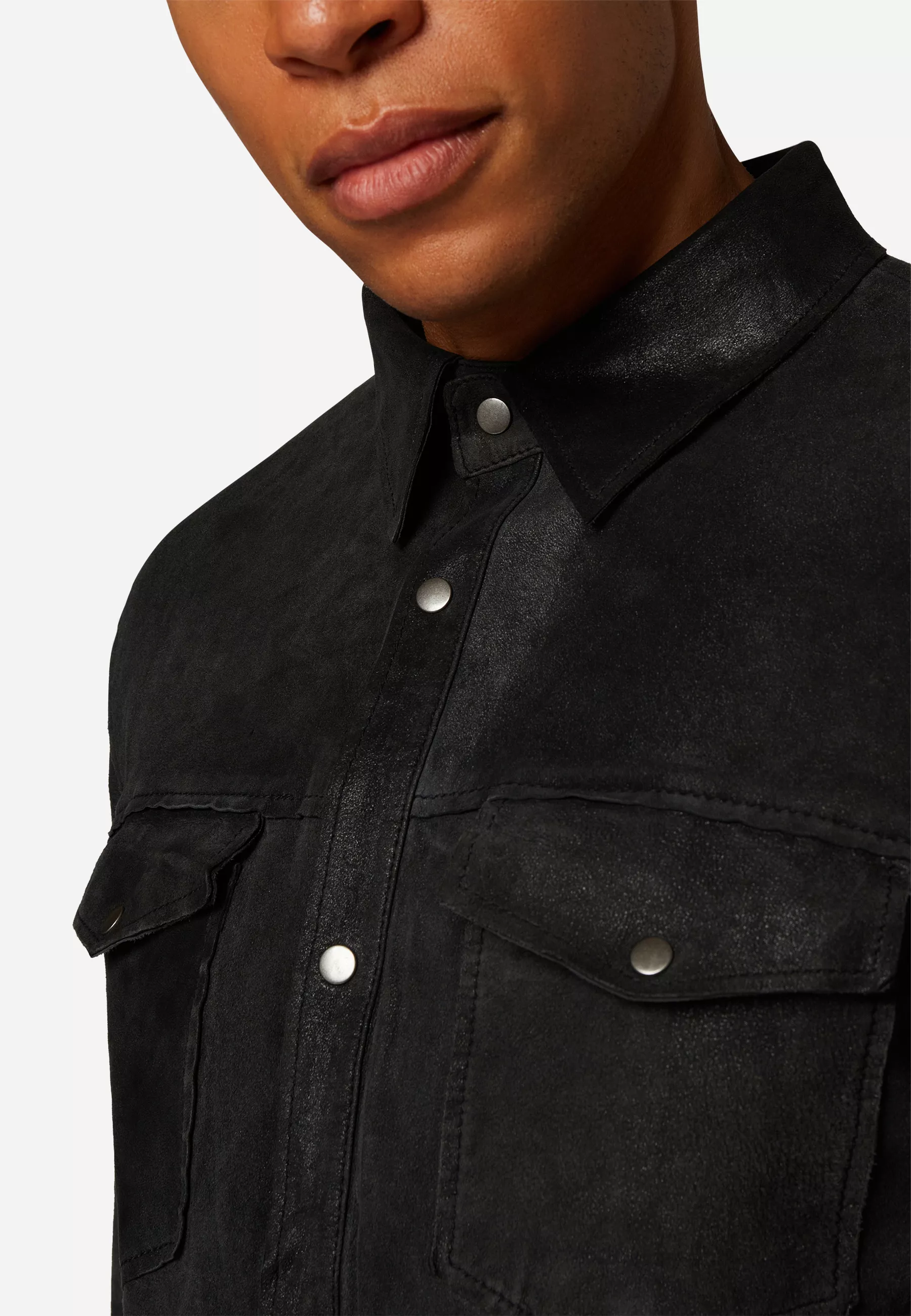Herren Lederjacke Reverse Shirt Wildleder in Schwarz von Ricano, Detailansicht am Model vom Kragen und den Brusttaschen