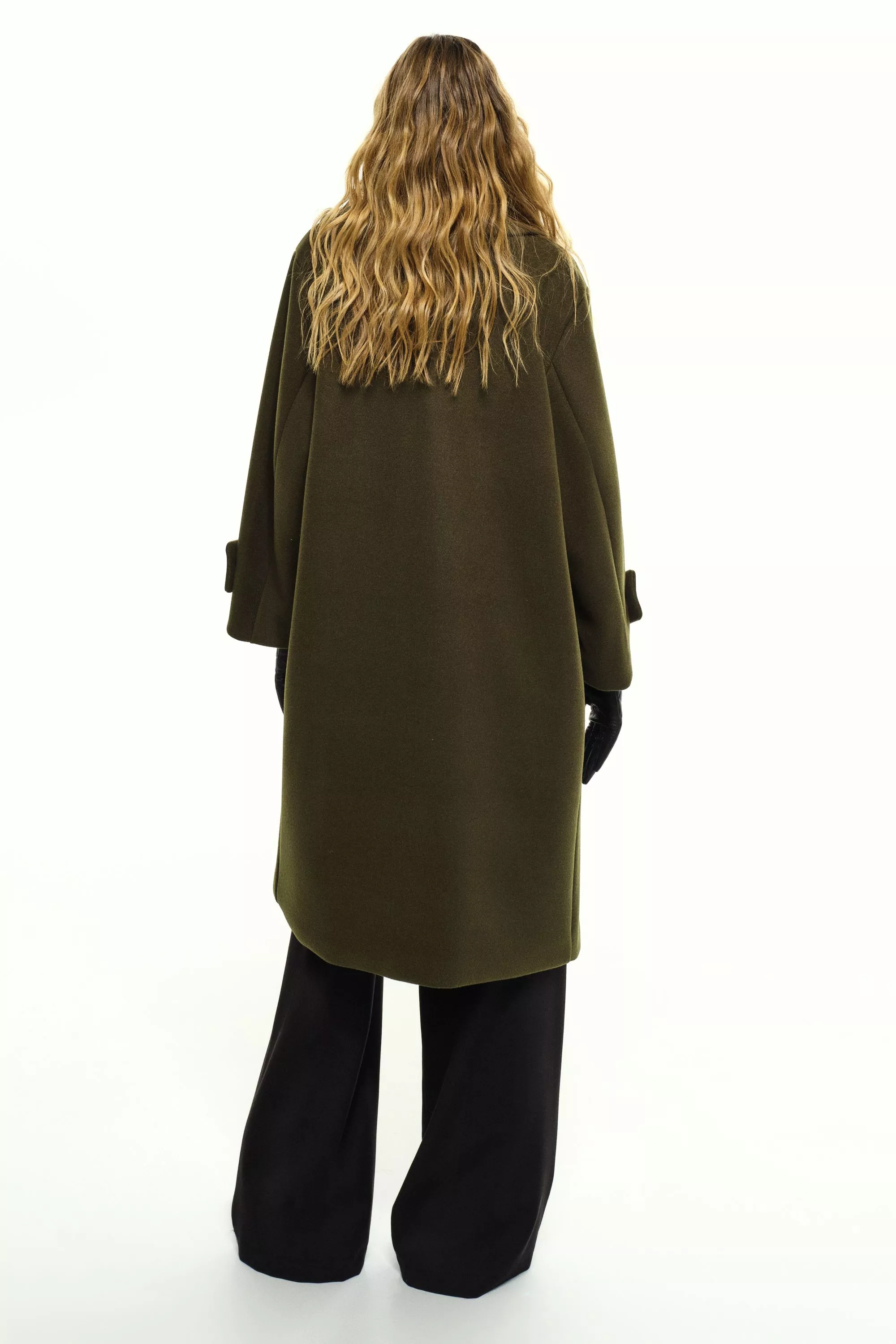 Damen Zweireihiger Mantel in Oliv von Ricano, Rückansicht am Model