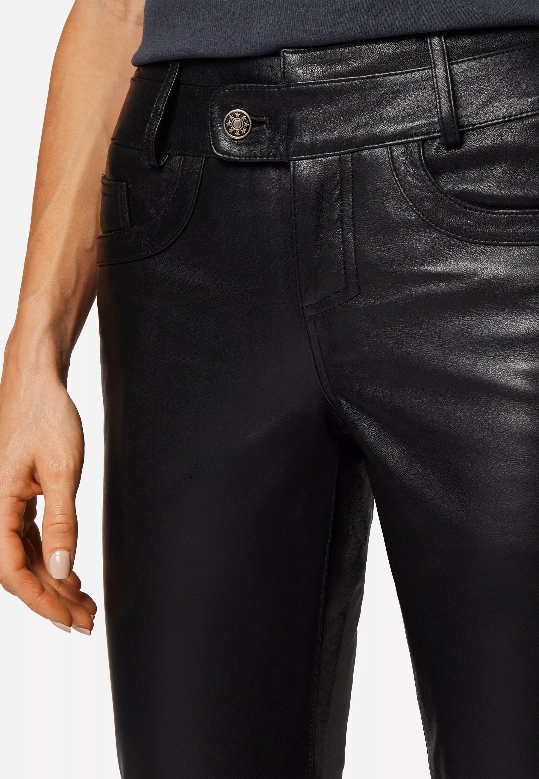 Damen Lederhose Triston-B in Schwarz von Ricano, Detailansicht vom Bund und Taschen vorne am Model