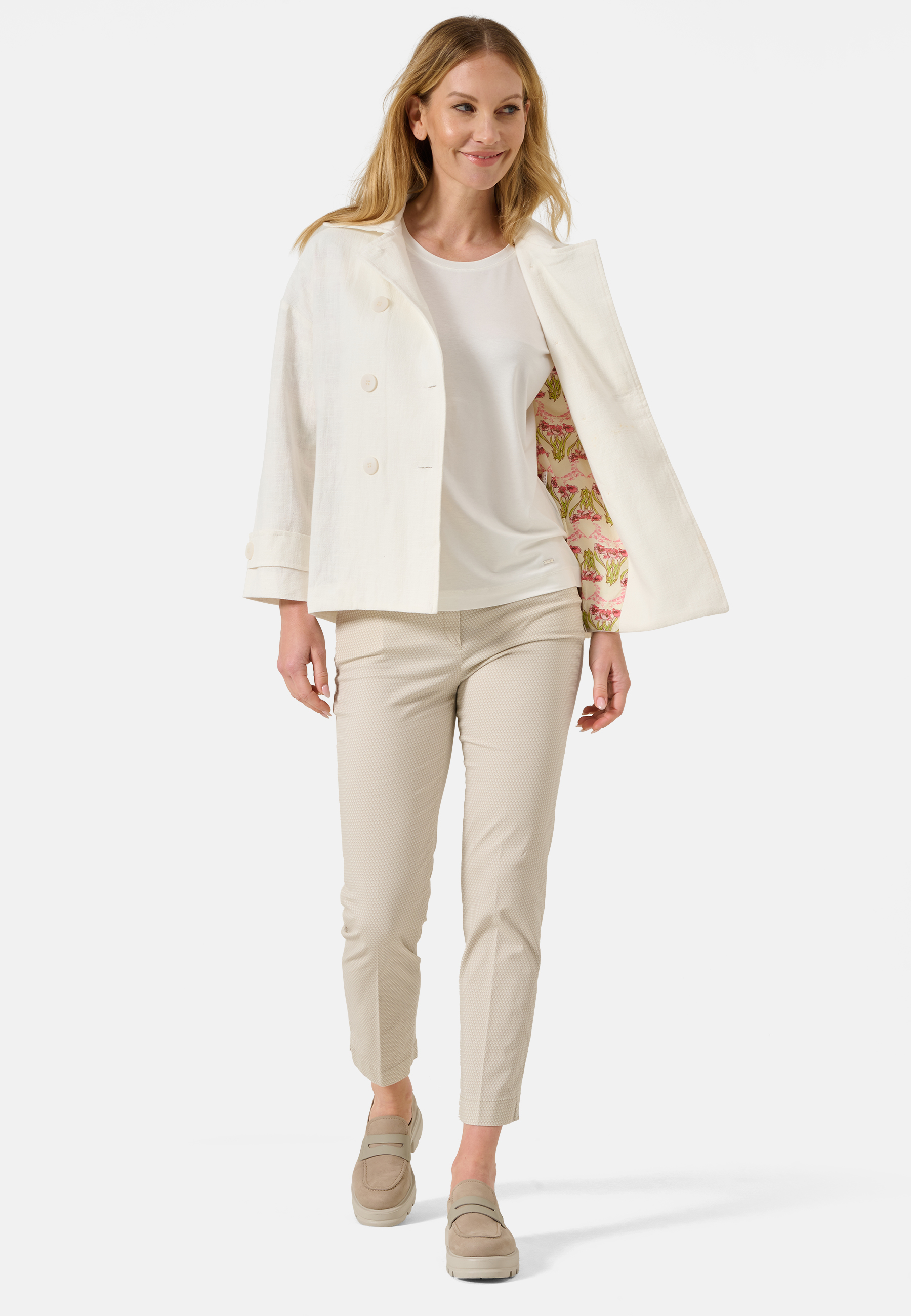 Damen Textil Mantel Fiorella in Creme von Ricano, Detailansicht vorne, offener Reversekragen mit einer Knopfreihe links, normale Größe, detailreiche Muster im Inneren