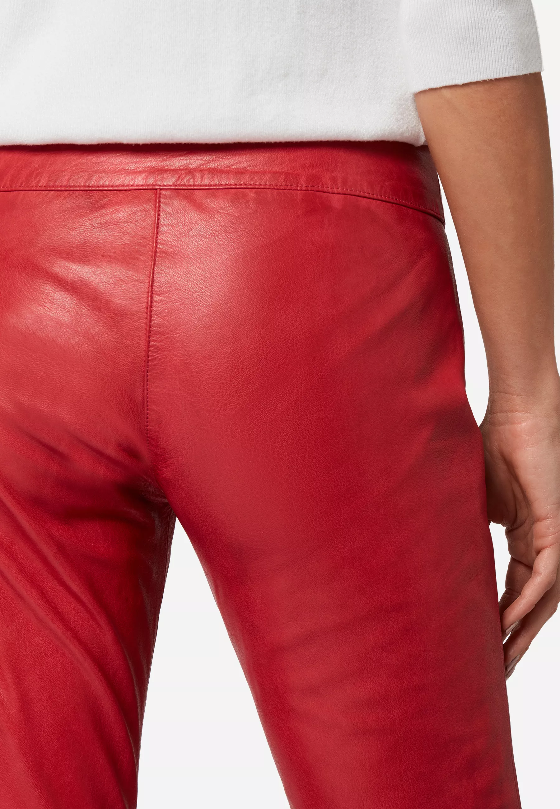 Damen Lederhose Low Cut in Rot von Ricano, Detailansicht Gesäß am Model