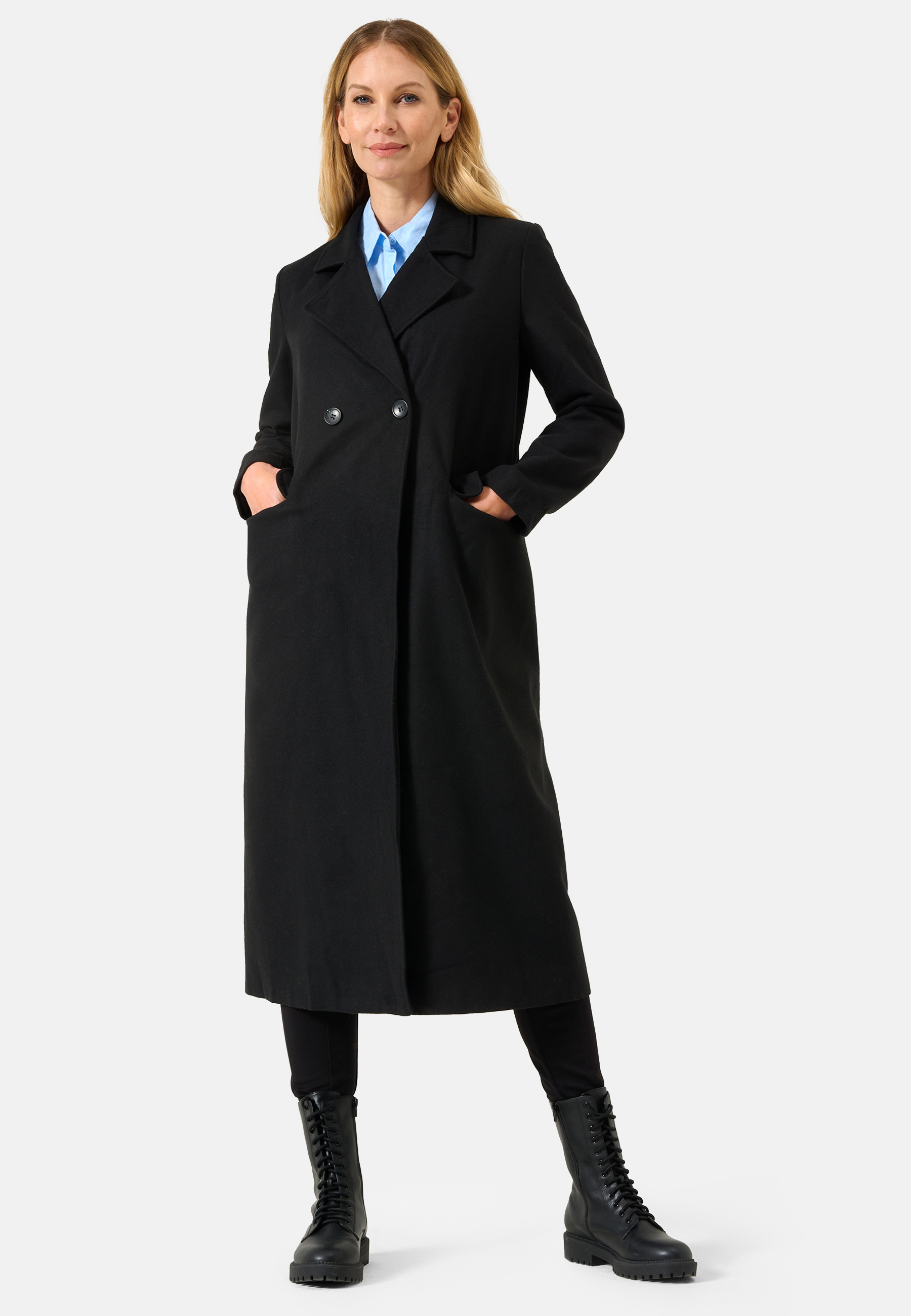 Damen Textil Mantel Alberta in Schwarz von Ricano, Detailansicht vorne, Reversekragen mit V-Ausschnitt, 7/8 Lang, Zwei Einklapp Taschen vorne, Zwei Knöpfe für Verschluss