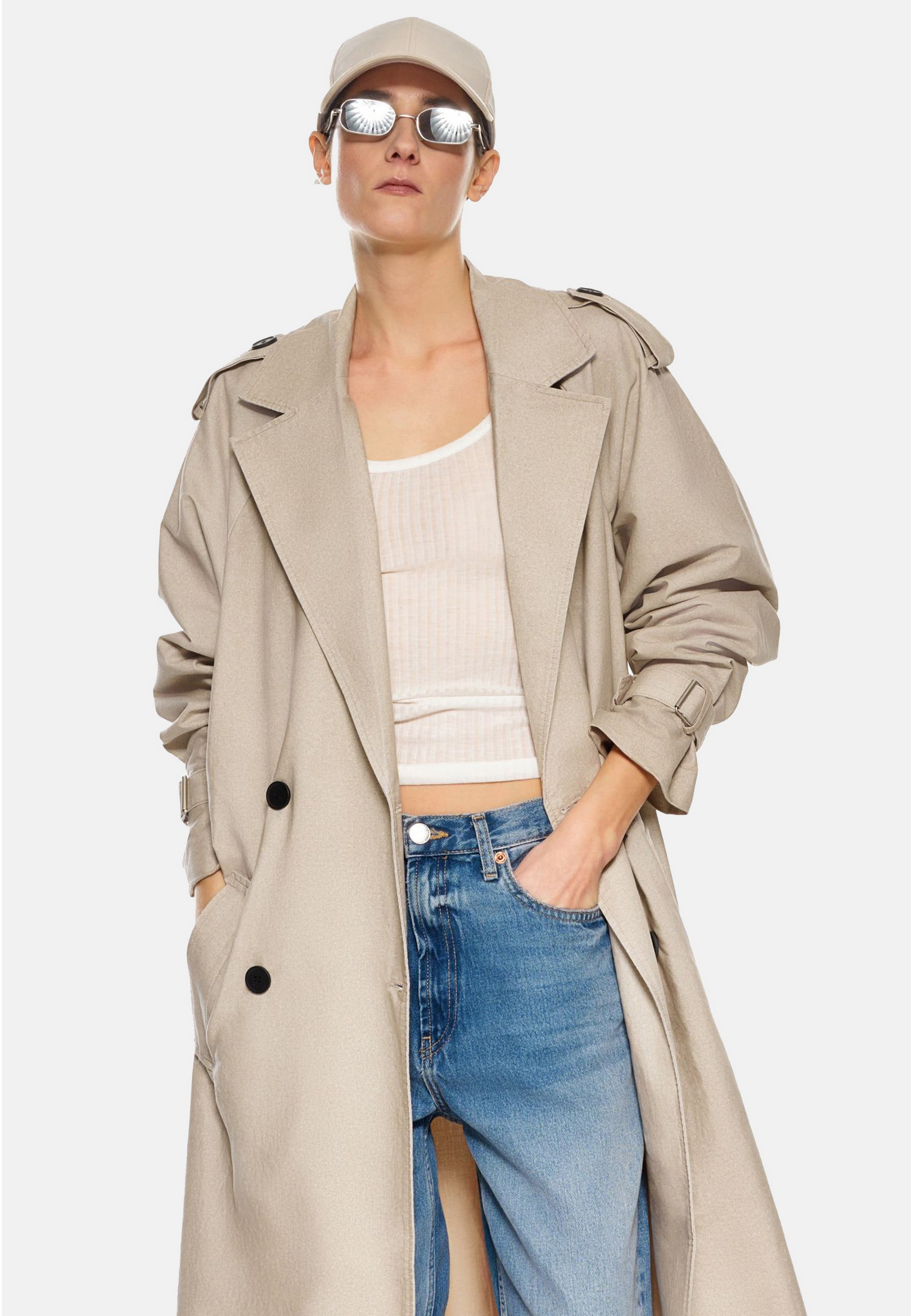 Damen Textil Mantel Clarissa in Beige von Ricano - Frontansicht am Model