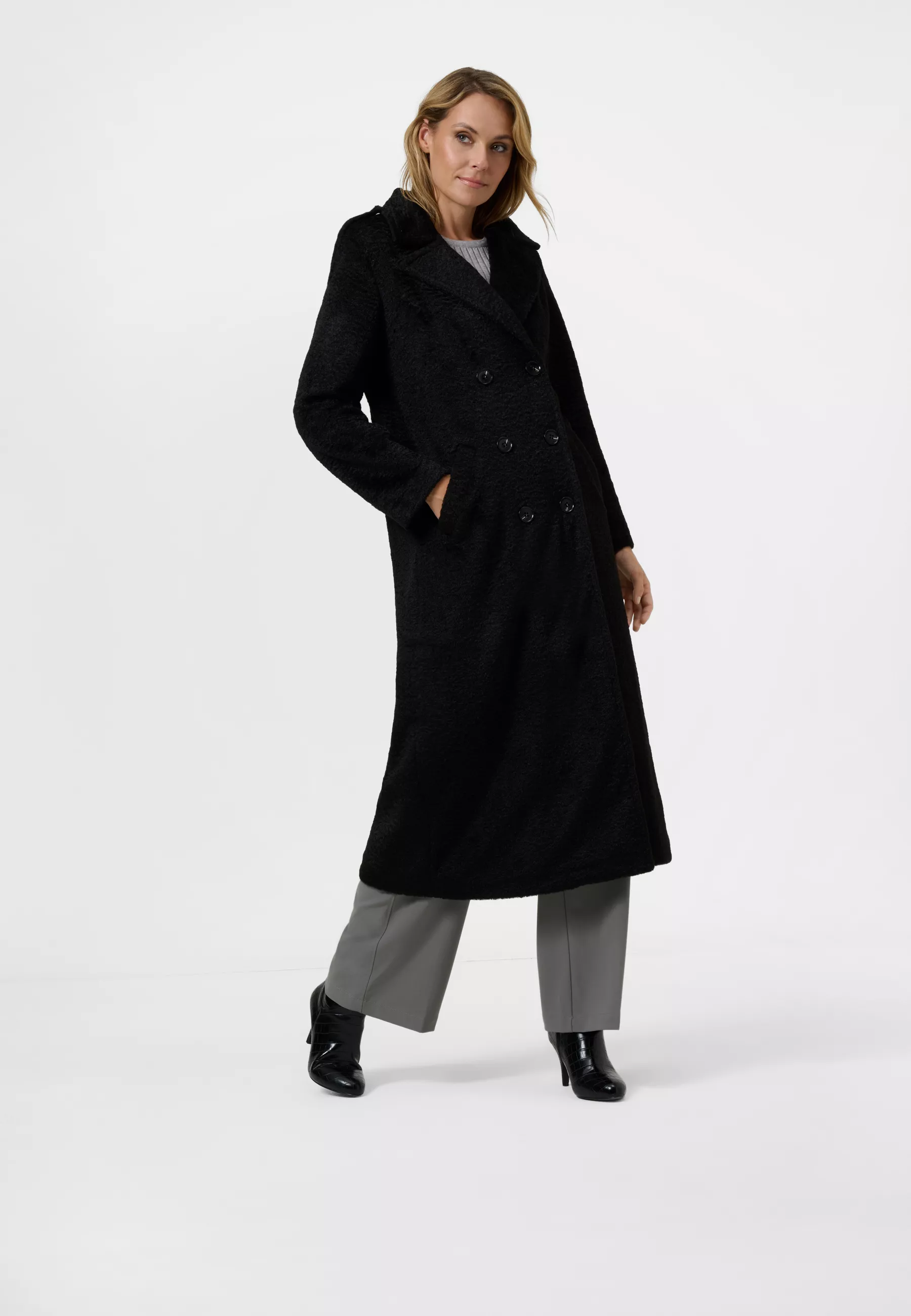 Damen Textil Mantel Pina in Schwarz von Ricano, Vollansicht am Model