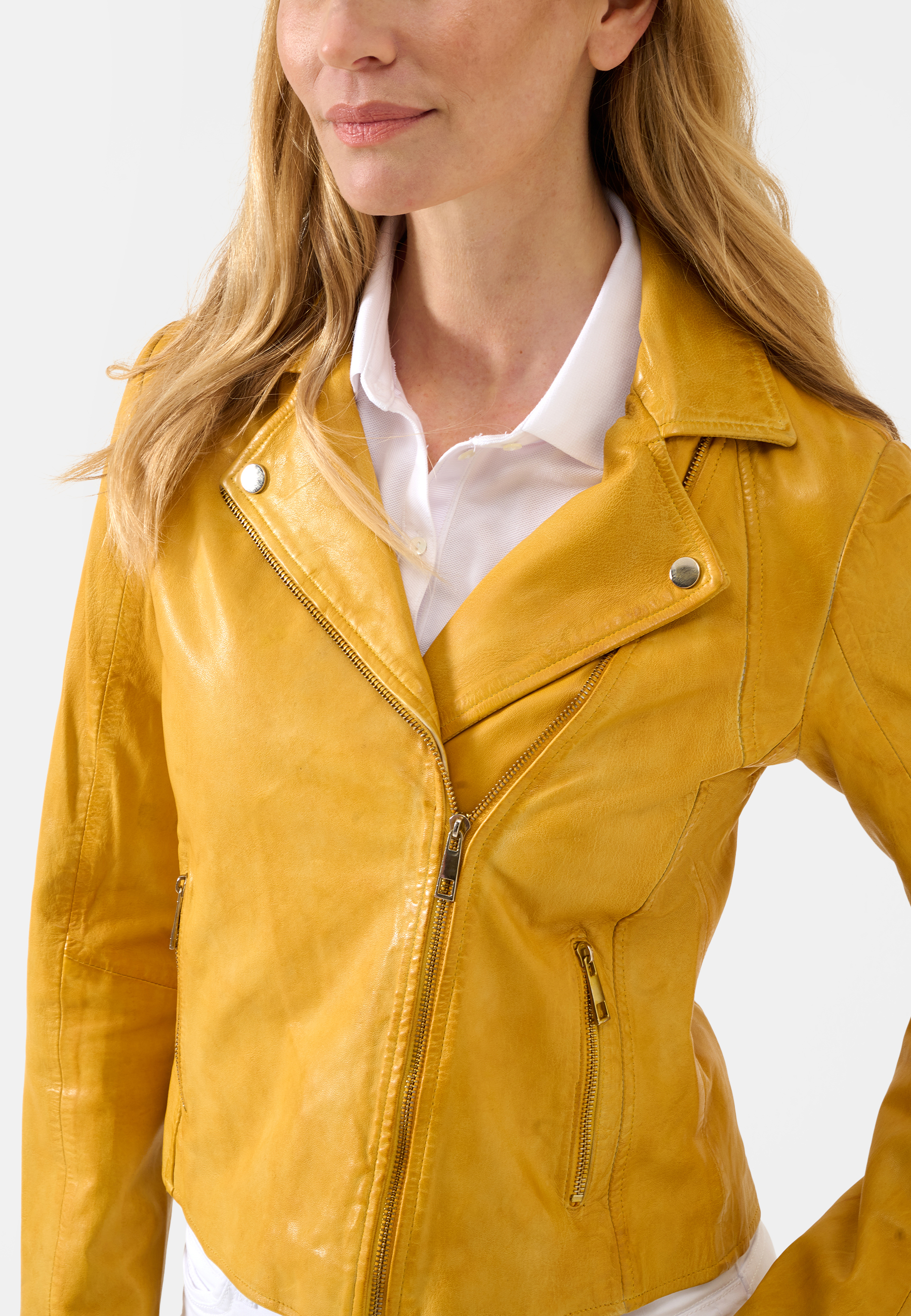 Damen Lederjacke Antonia in Gelb von Ricano, Detailansicht der Seitentasche Reißverschluss am Model