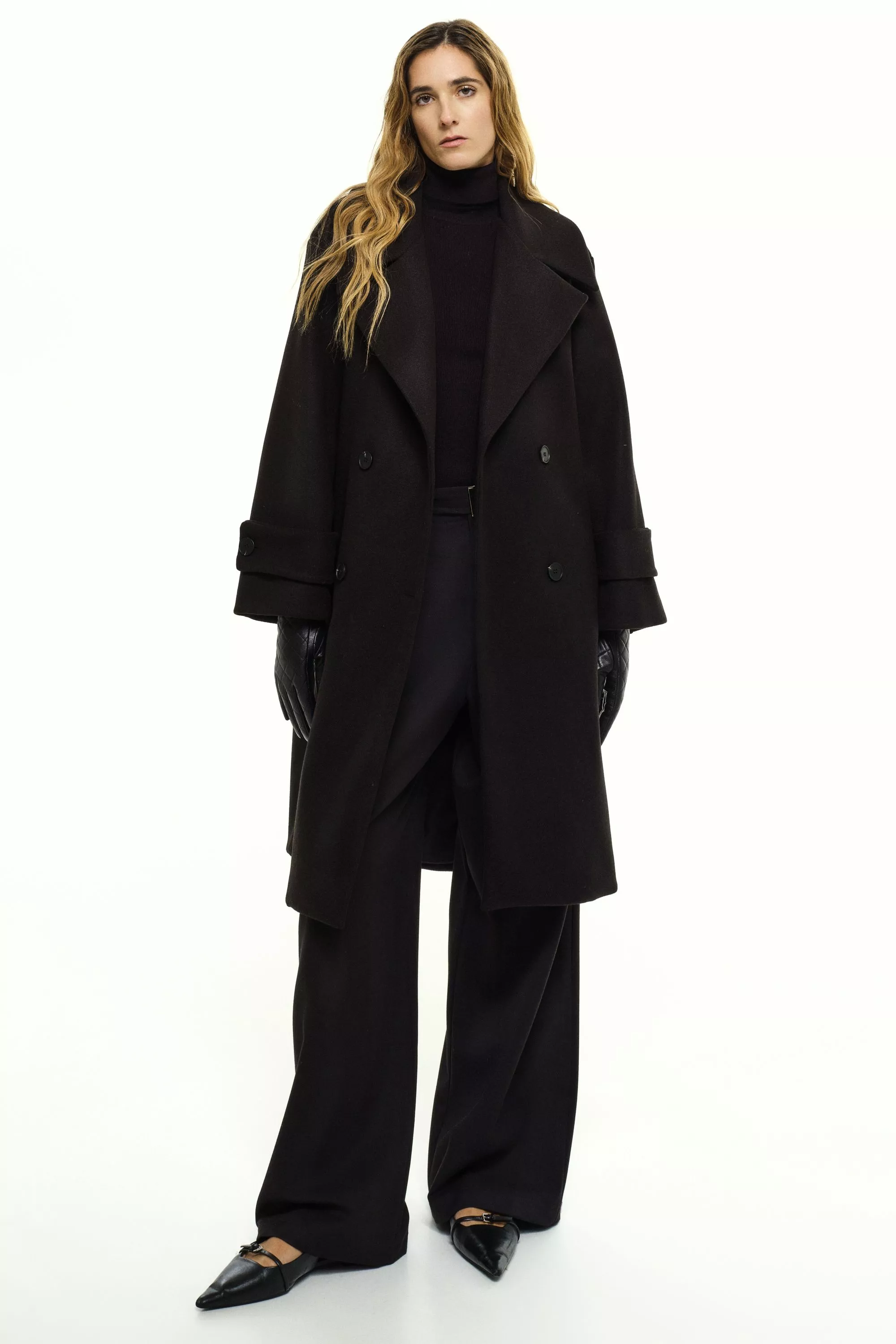 Damen Zweireihiger Mantel in Schwarz von Ricano, Frontansicht am Model (2)