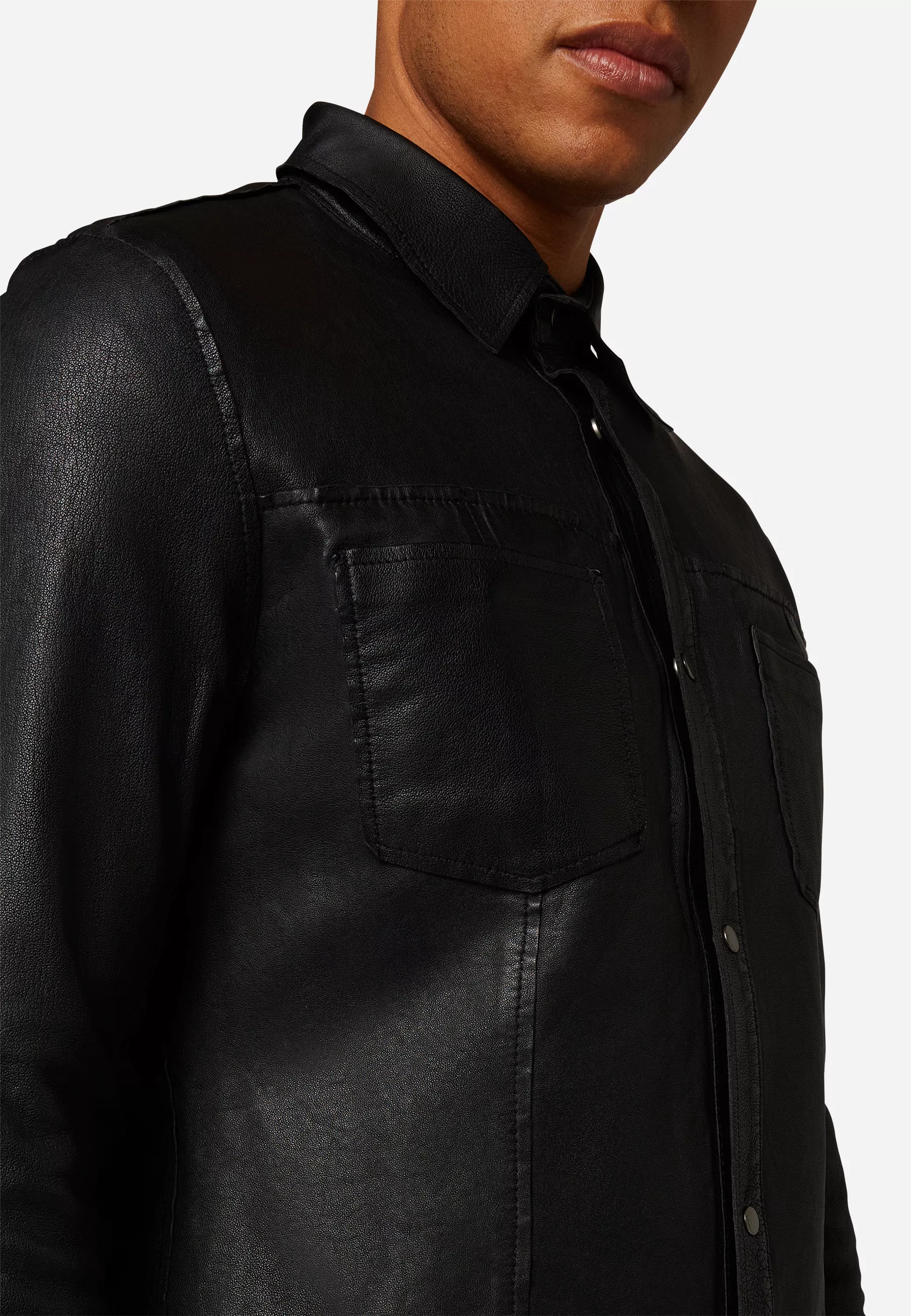 Herren Lederjacke Reverse Shirt Glattleder in Schwarz von Ricano, Detailansicht am Model vom Kragen und den Brusttaschen