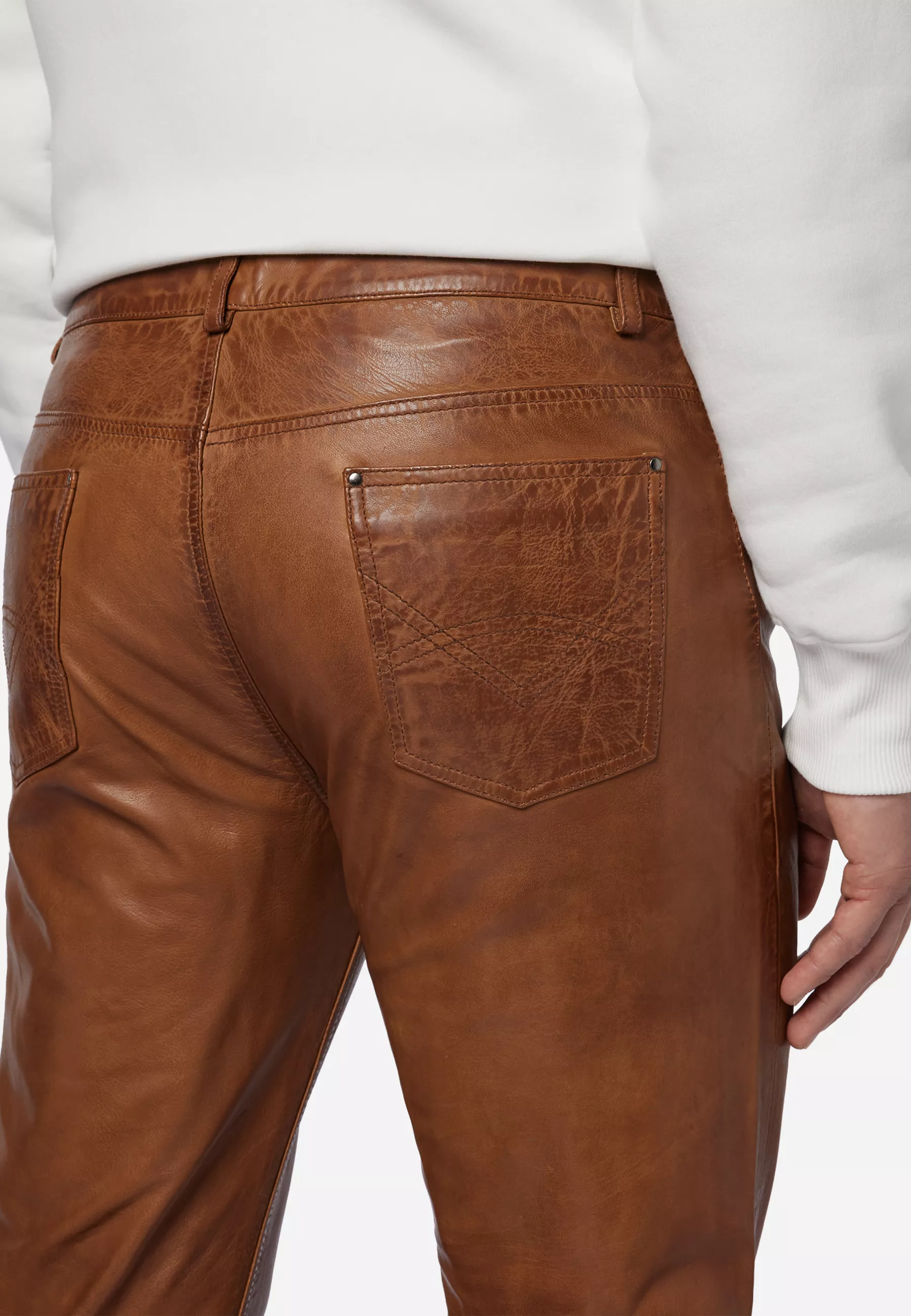 Herren Lederhose Trant Pant in Cognac von Ricano, Detailansicht Taschen am Model
