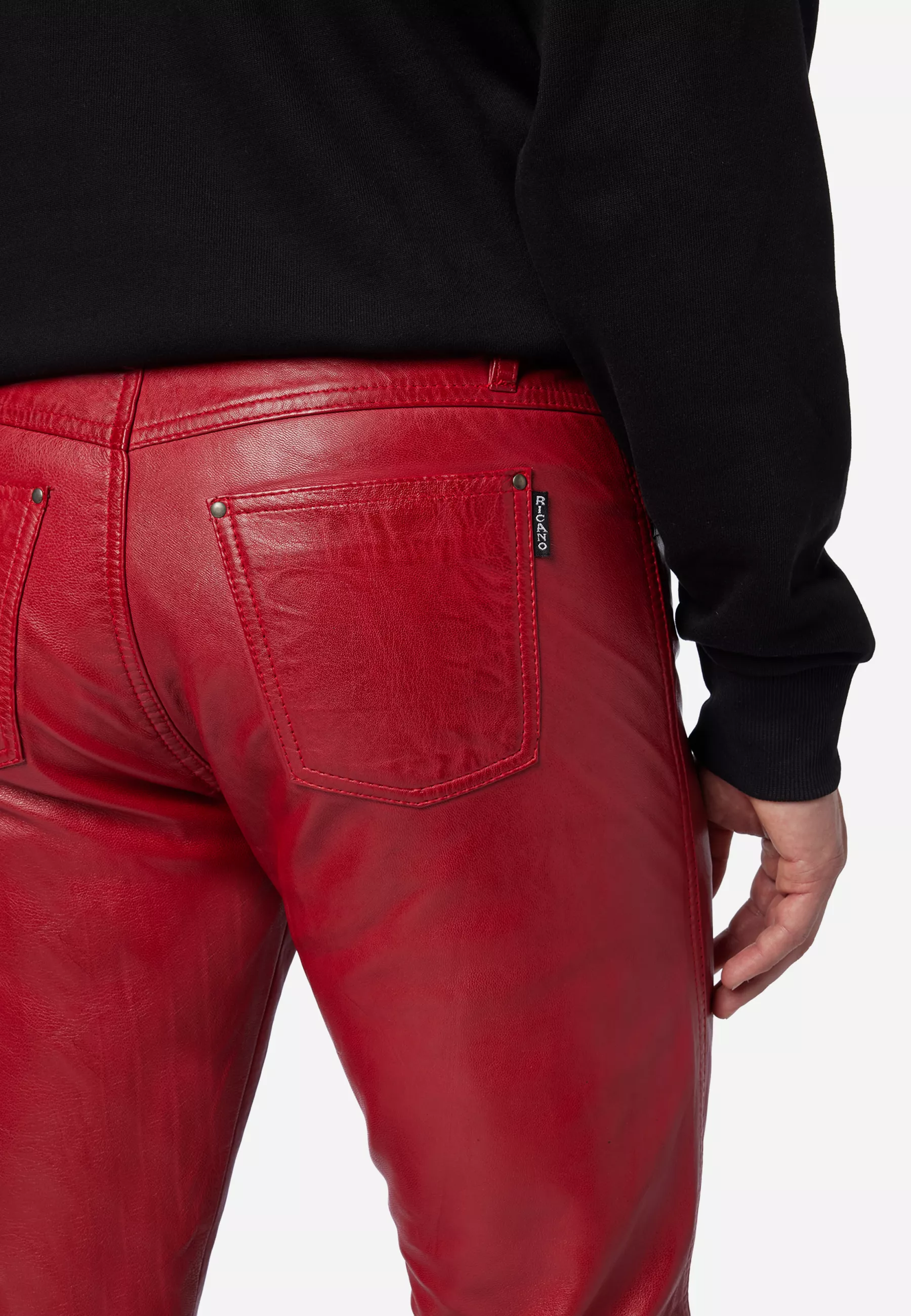 Herren Lederhose Slim Fit in Rot von Ricano, Detailansicht vom Five Pocket Look am Model