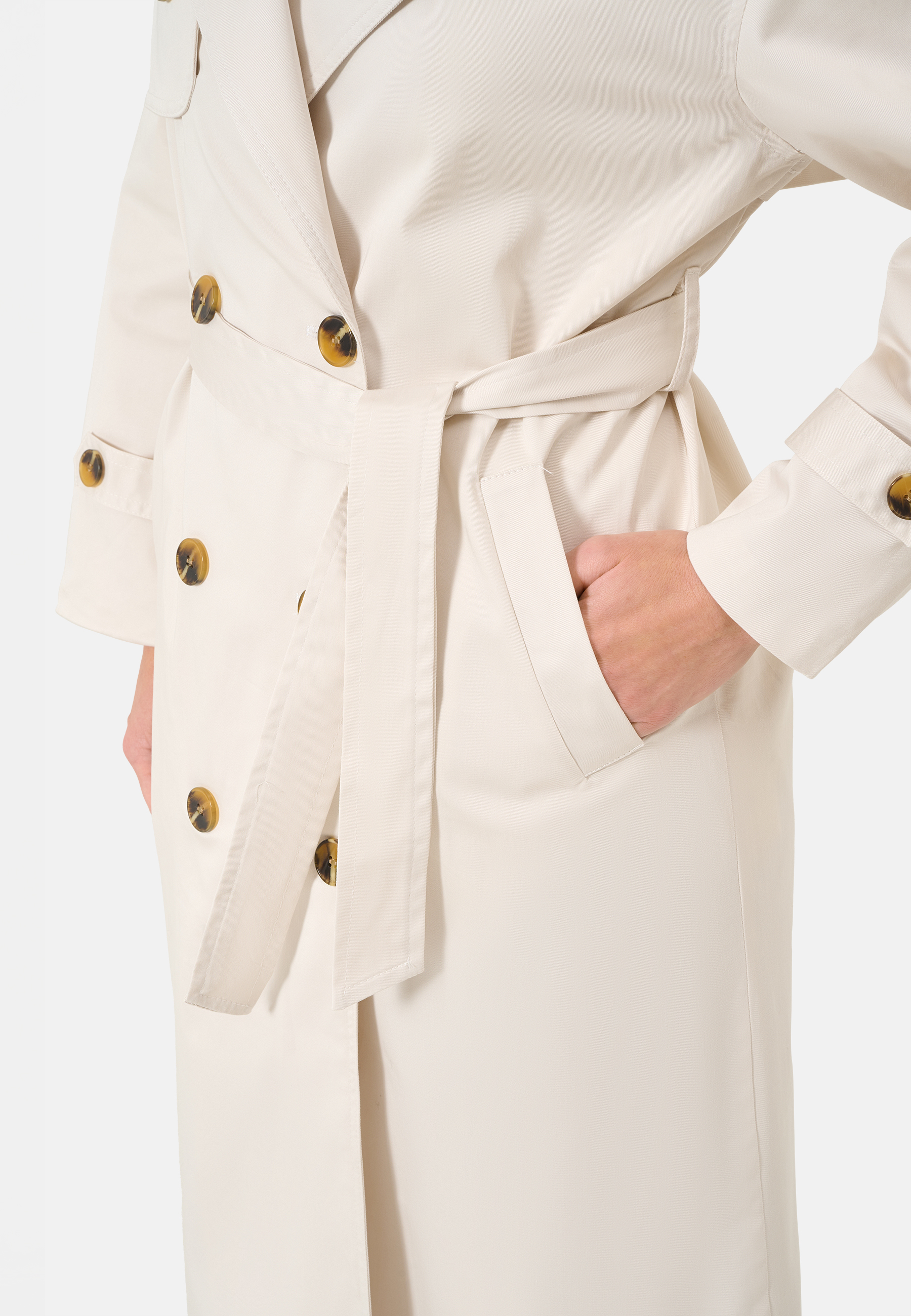 Damen Textilmantel Greta in Weiß von Ricano - Detailansicht seitliche offene Einschubtasche ohne Verschluss, passenden Trenchcoat Gürtel, Zwei Knopfreihen zum Verschließen