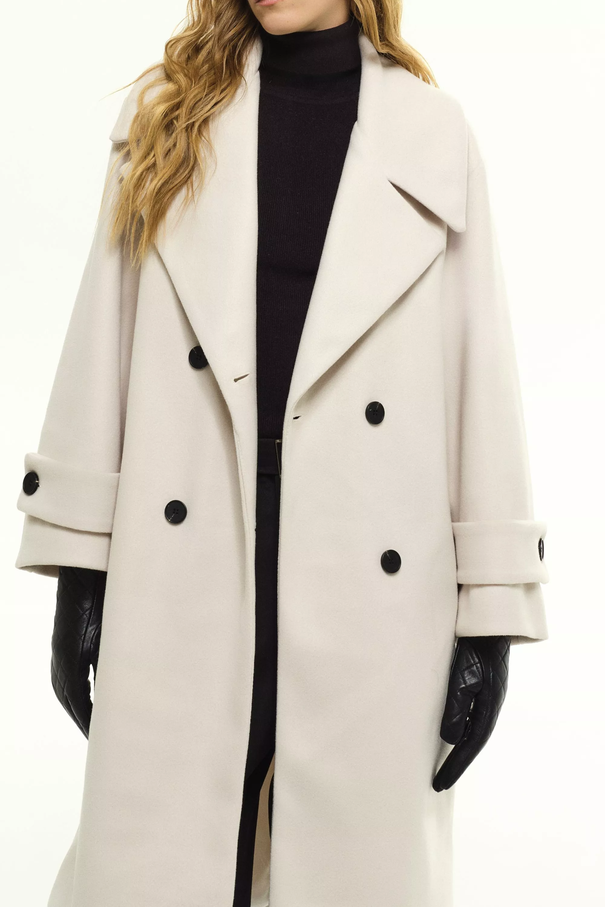 Damen Zweireihiger Mantel in Weiß von Ricano, Detailansicht am Model