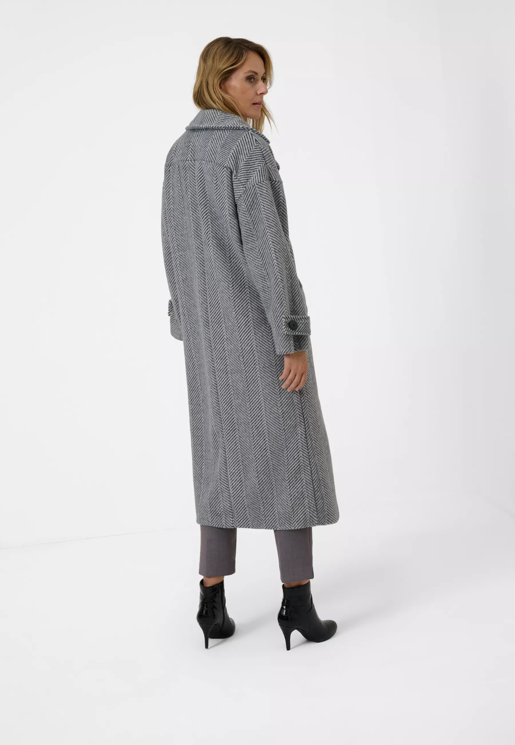 Damen Textil Mantel Franca in Grau gestreift von Ricano, Rückansicht am Model