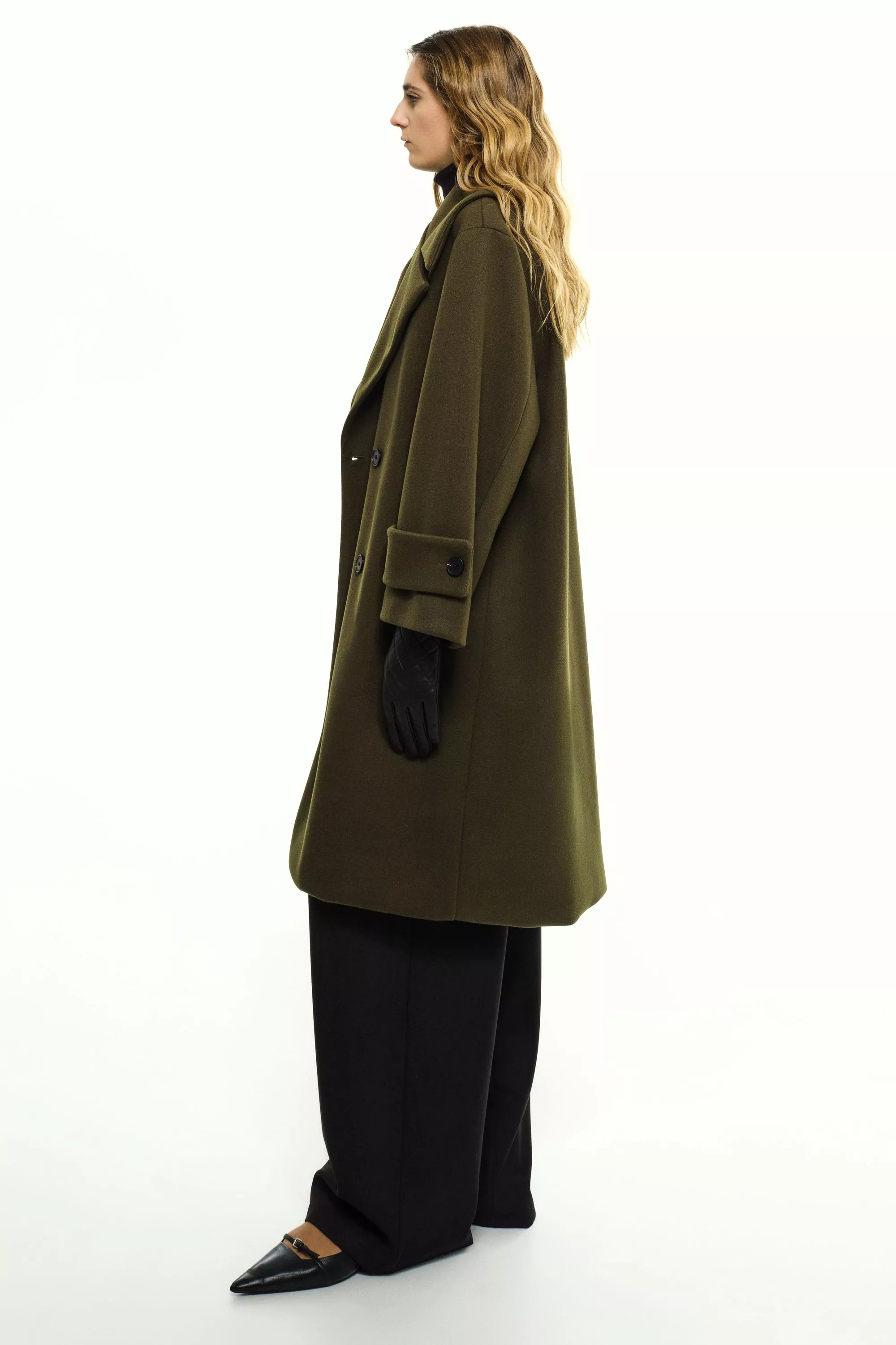 Damen Zweireihiger Mantel in Oliv von Ricano, Seitenansicht am Model