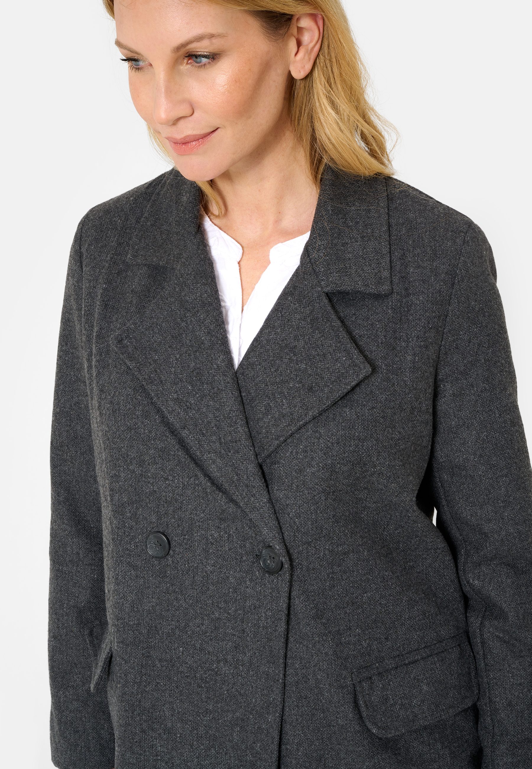 Damen Textil Mantel Alberta in Grau von Ricano, Detailansich 2 Knöpfe Knopfverschluss, Zwei Seitentaschen mit Klappen, Reversekragen mit V-Ausschnitt geschlossen