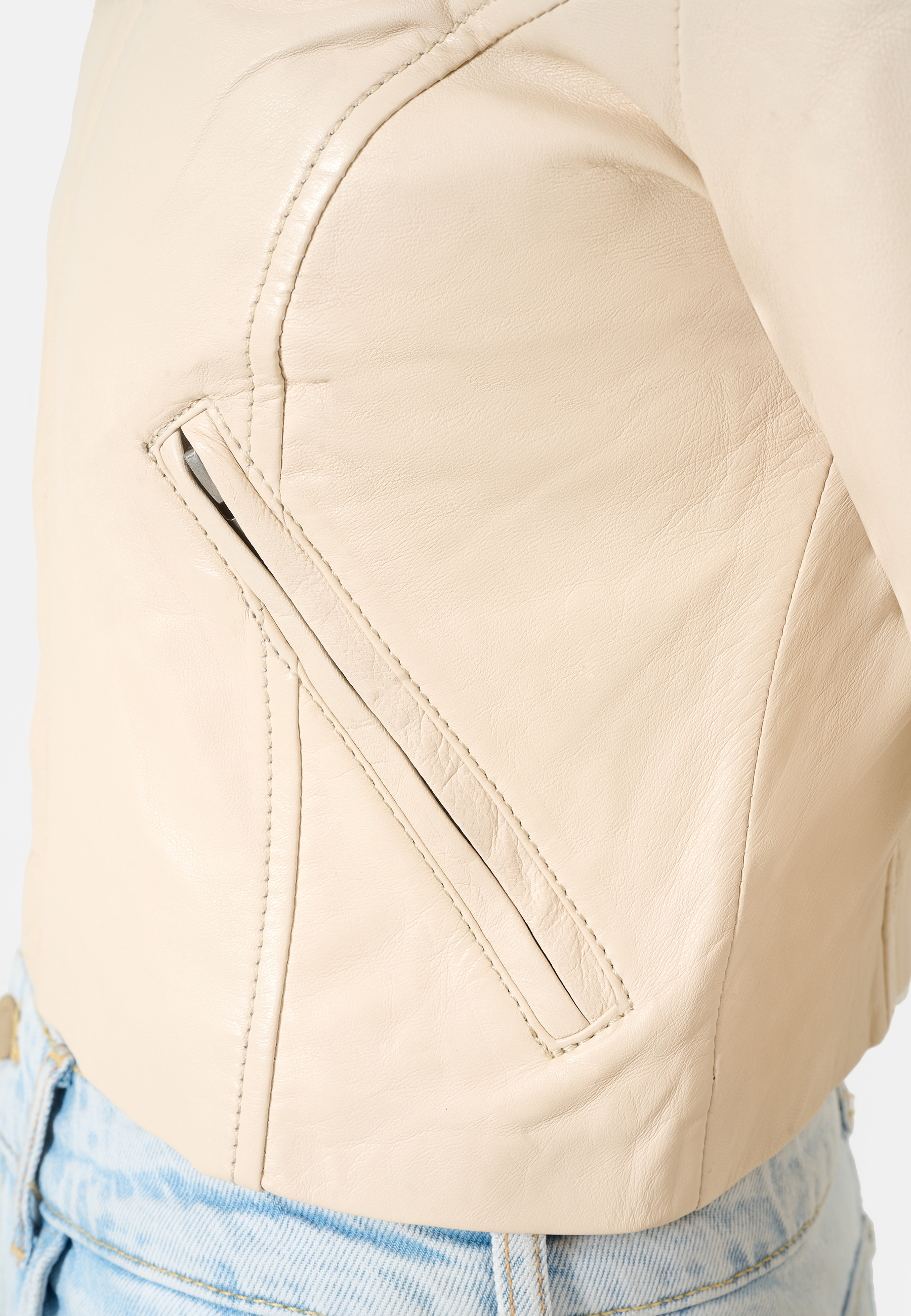 Damen Lederjacke Mia in Tofu von Ricano, Detailansicht verschlossene Seitentasche mit verdecktem Reißverschluss