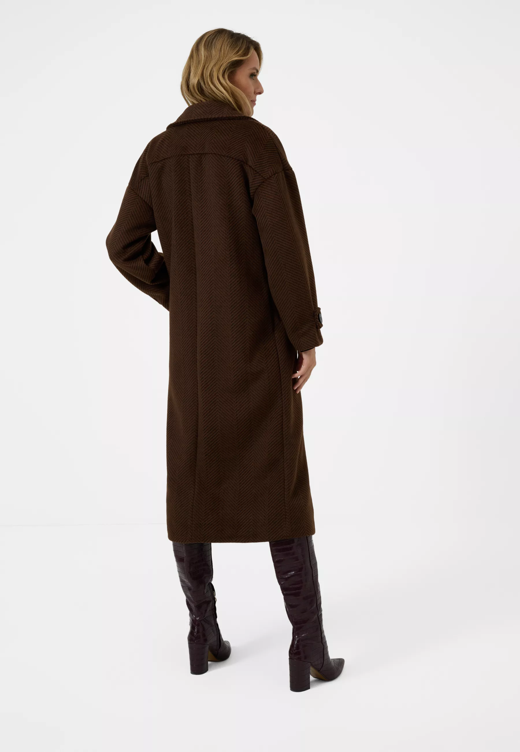 Damen Textil Mantel Franca in Braun gestreift von Ricano, Rückansicht am Model