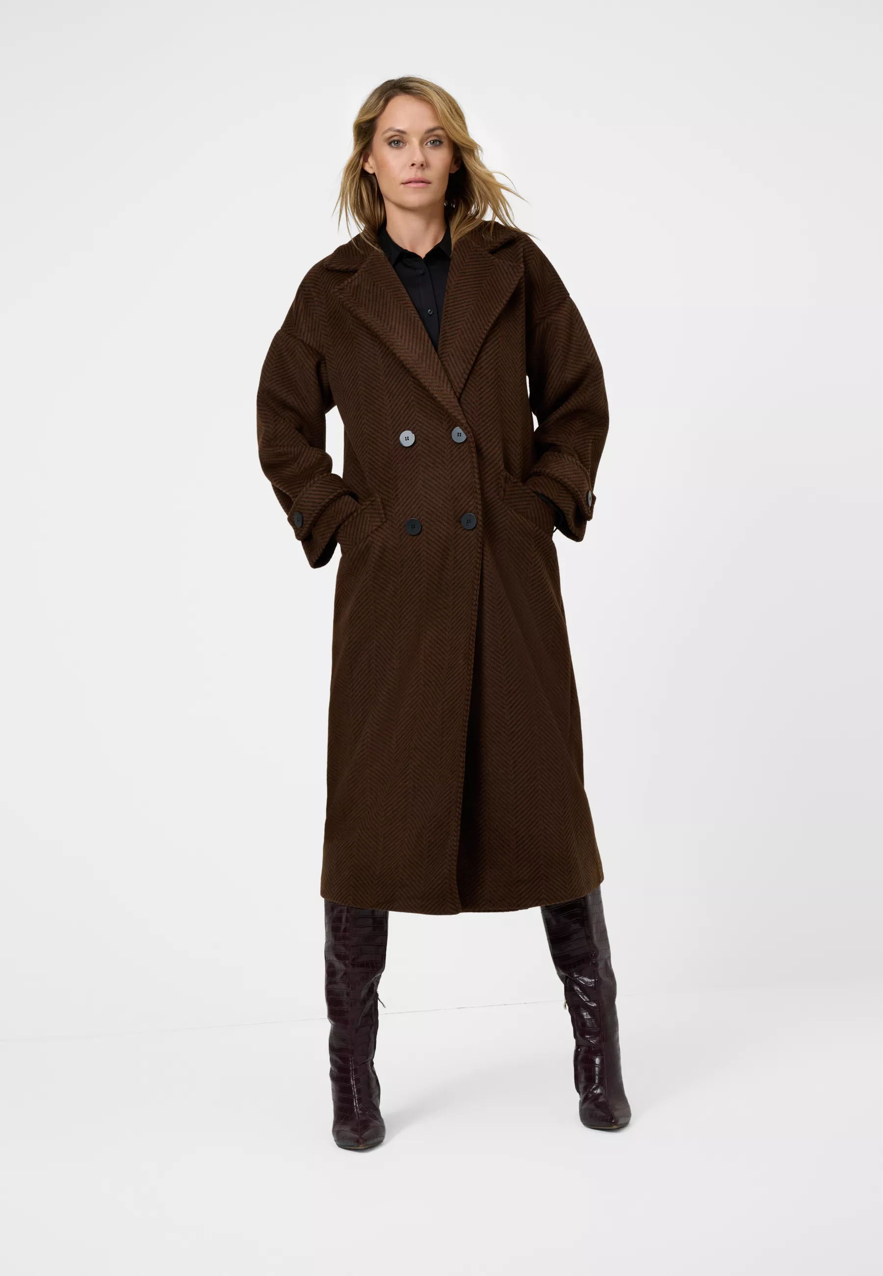 Damen Textil Mantel Franca in Braun gestreift von Ricano, Vollansicht am Model