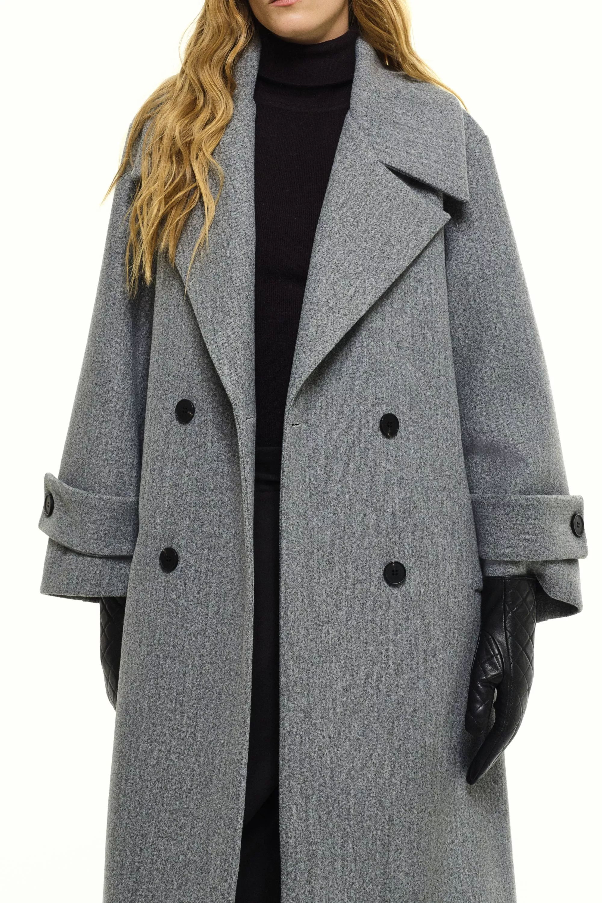 Damen Zweireihiger Mantel in Grau von Ricano, Detailansicht am Model