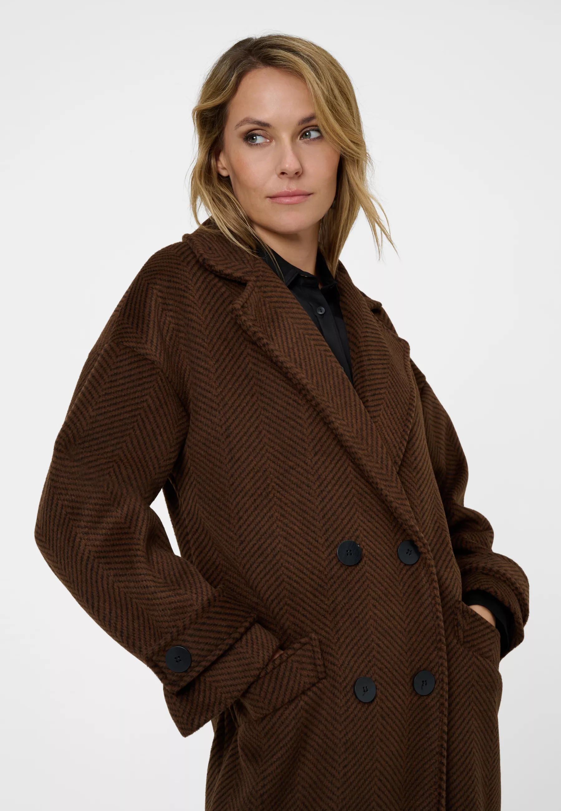 Damen Textil Mantel Franca in Braun gestreift von Ricano, Detailansicht am Model