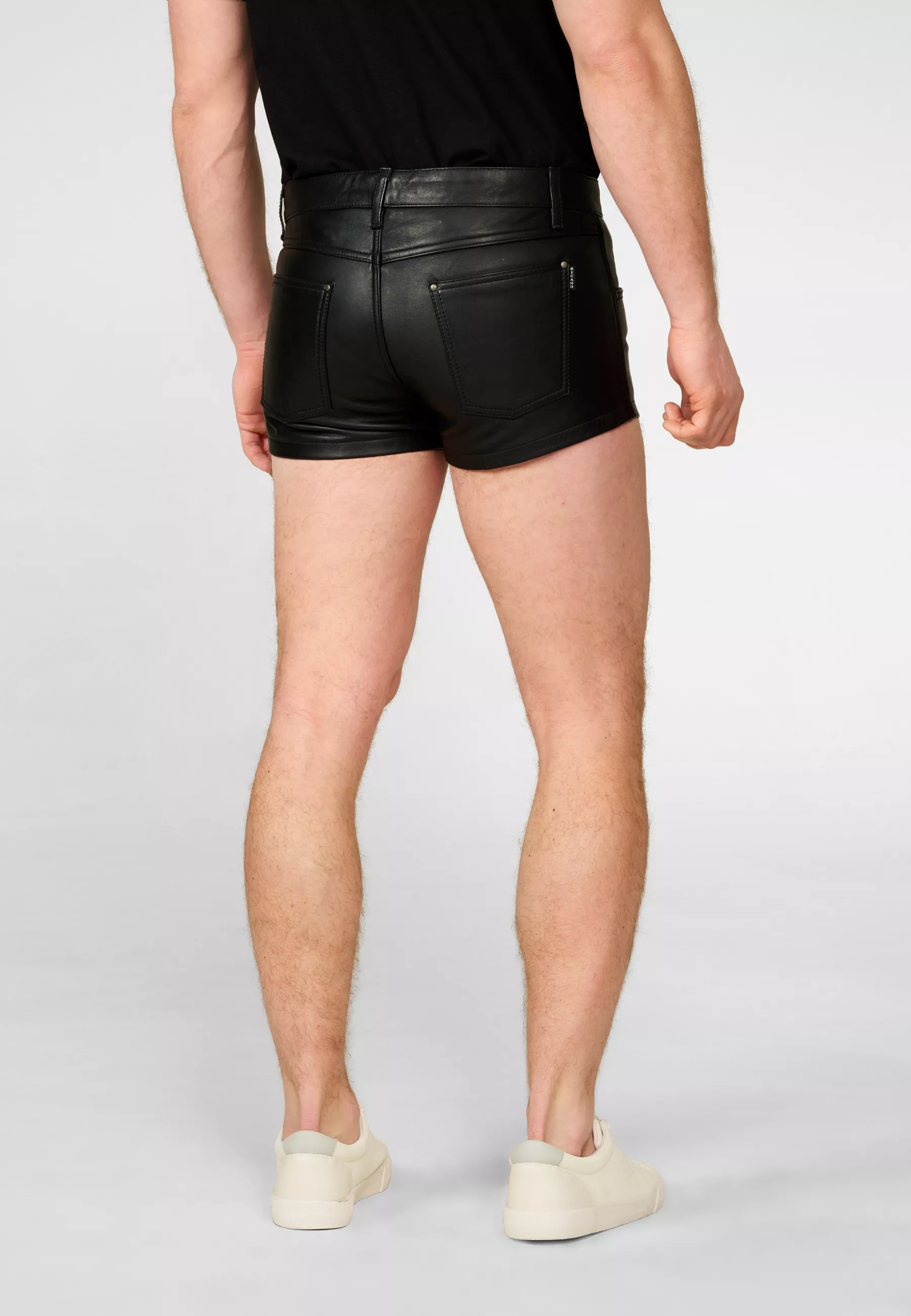 Herren Lederhose Shorts in Schwarz von Ricano, Rückansicht am Model