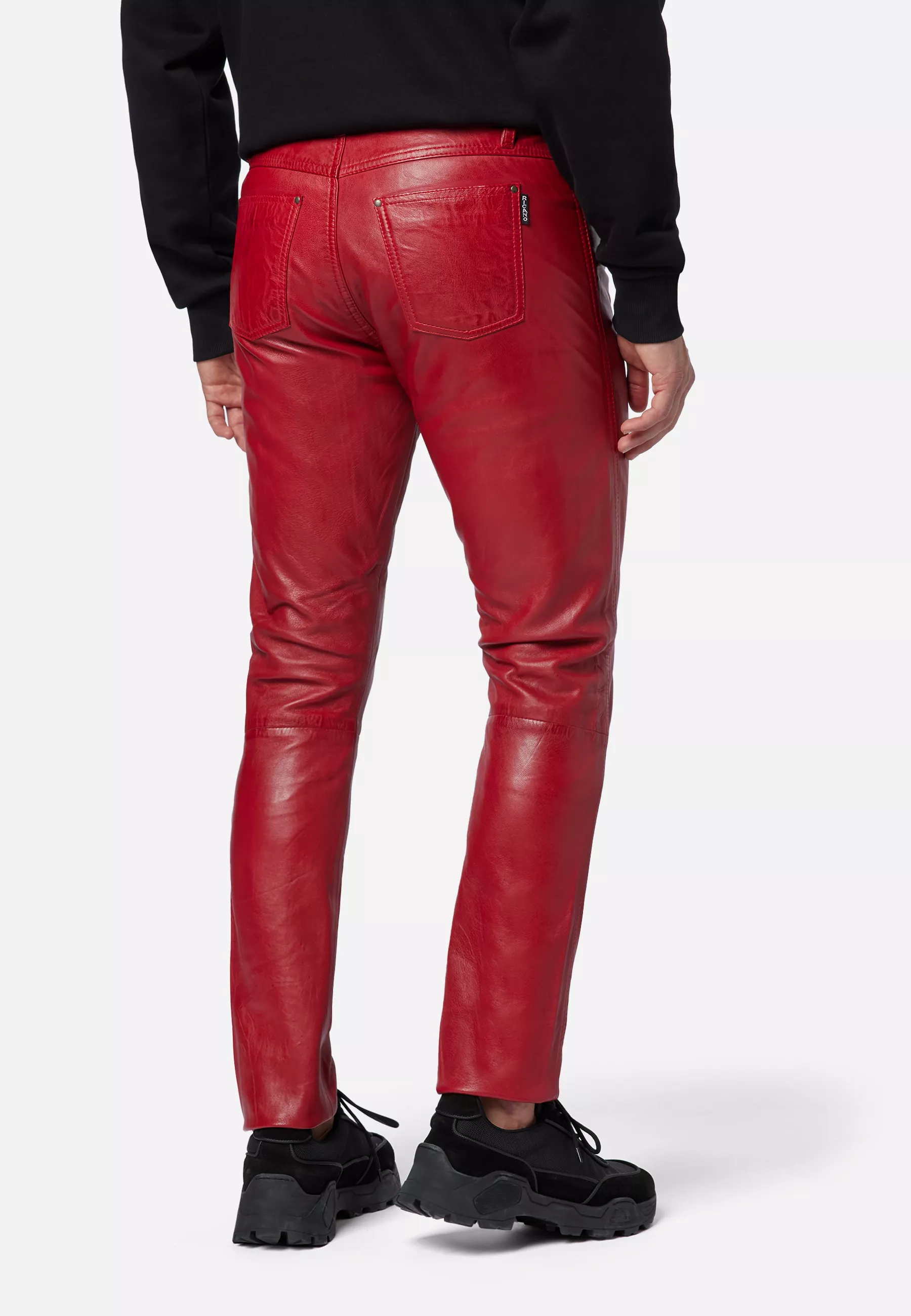 Herren Lederhose Slim Fit in Rot von Ricano, Rückansicht am Model