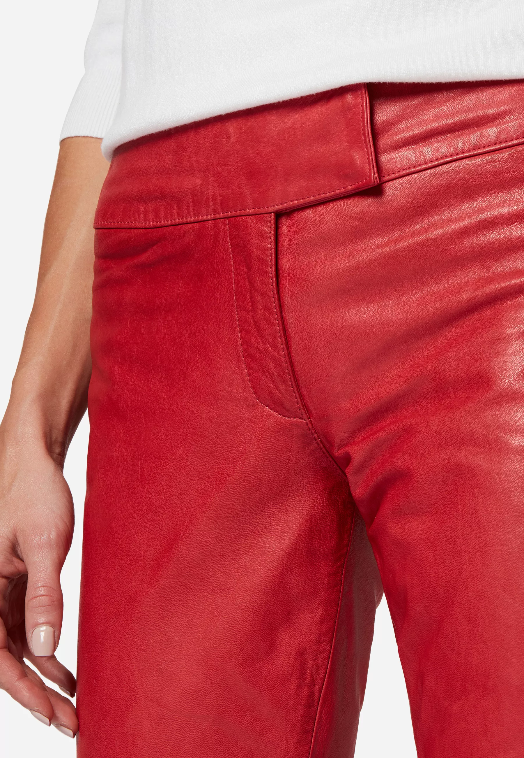 Damen Lederhose Low Cut in Rot von Ricano, Detailansicht Low Cut und Bund vorne am Model