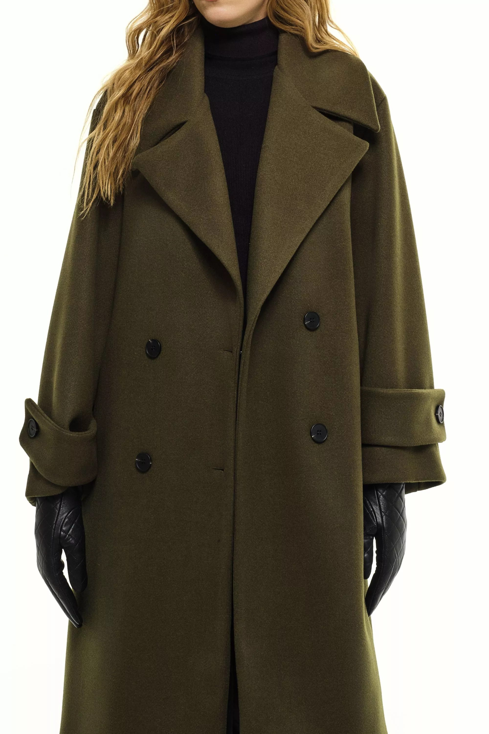 Damen Zweireihiger Mantel in Oliv von Ricano, Detailansicht am Model