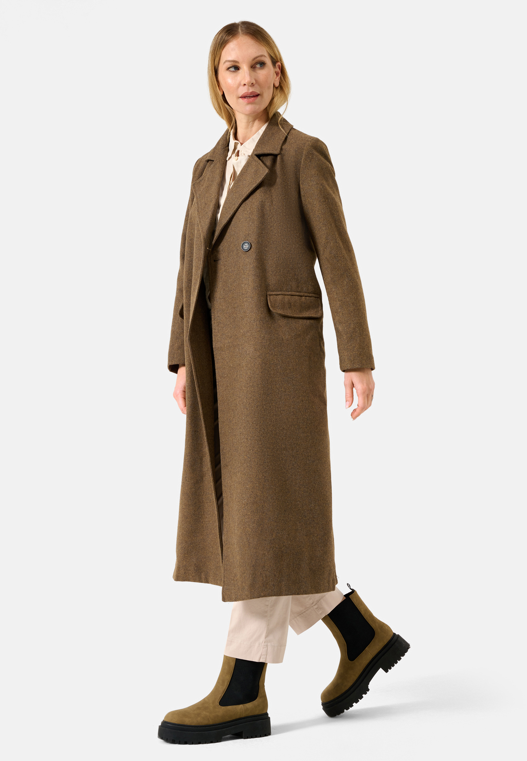 Damen Textil Mantel Alberta in Braun von Ricano, Detailansicht 7/8 Lang, Einklapp Tasche links und rechts, Reversekragen mit V-Ausschnitt, Knopfverschluss oben