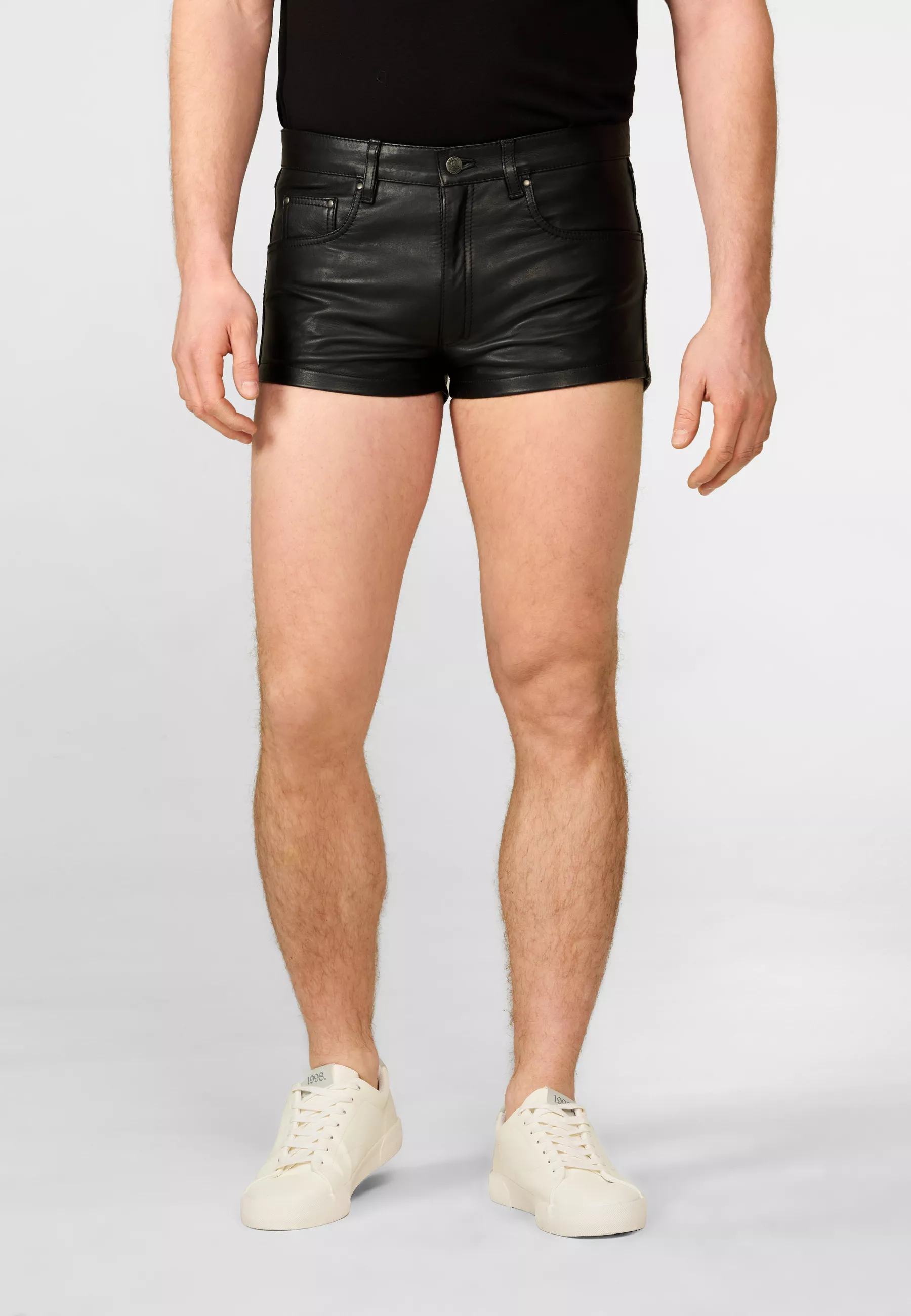 Herren Lederhose Shorts in Schwarz von Ricano, Frontansicht am Model