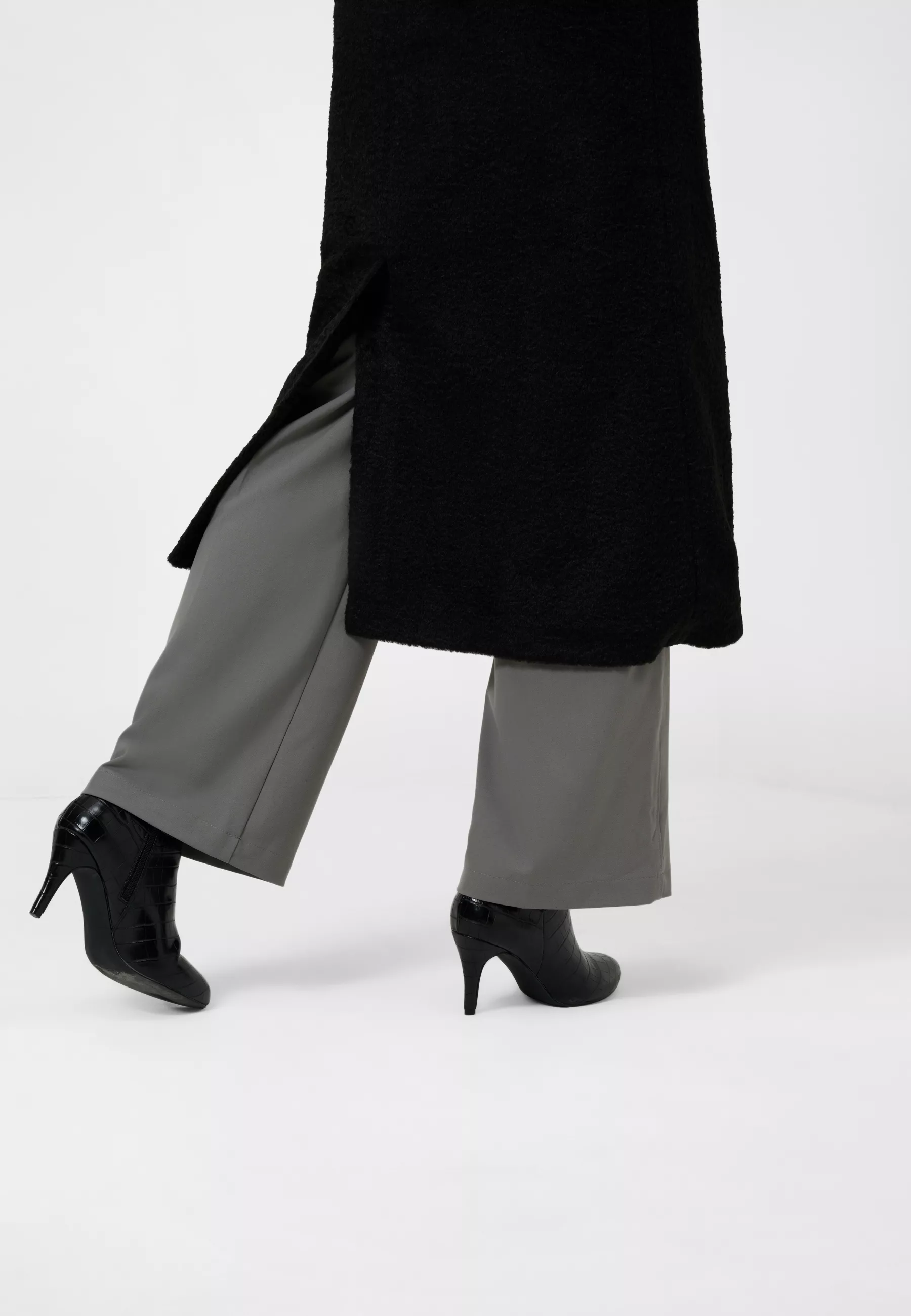 Damen Textil Mantel Pina in Schwarz von Ricano, Untenansicht am Model