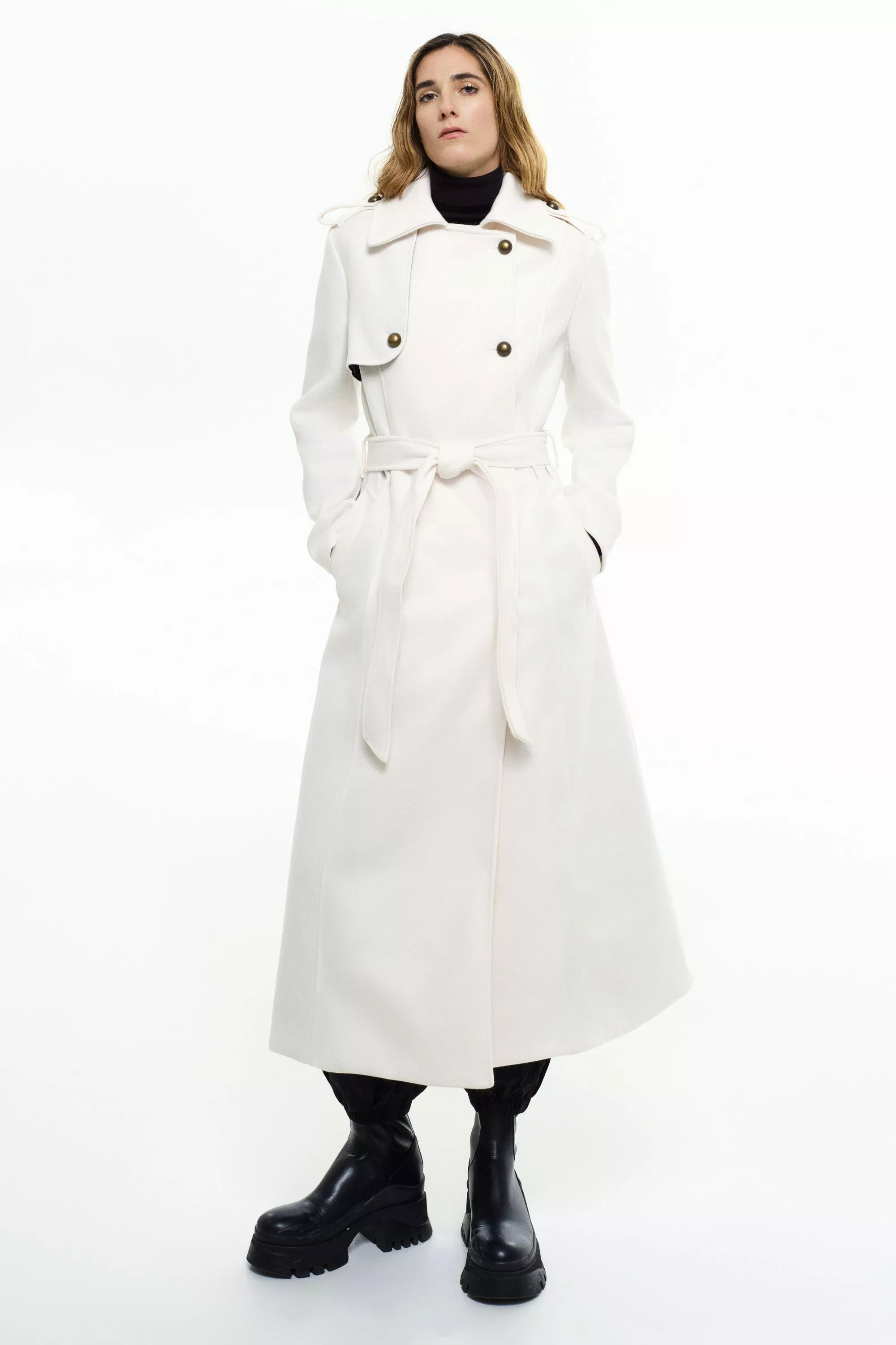 Damen Trenchcoat Simona in Weiß von Ricano, Frontansicht am Model (3)
